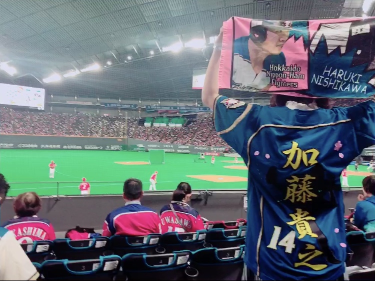 北海道日本ハムファイターズの加藤貴之投手の背中刺繍をスカイブルー