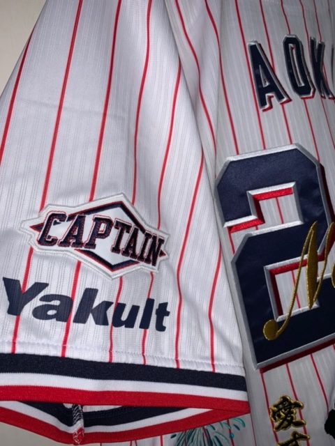 東京ヤクルトスワローズ青木選手ホームユニフォームに応援歌 シルエット 背番号かぶせ刺繍 左袖にキャプテンマーク お客様の声 刺繍専門店 真野ししゅう