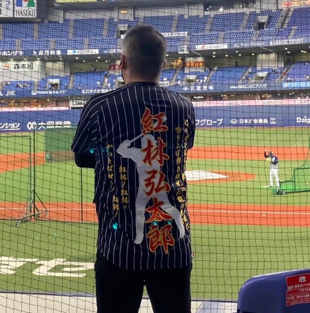 オリックスバファローズの勝紺サードユニホームへ紅林弘太郎選手の刺繍